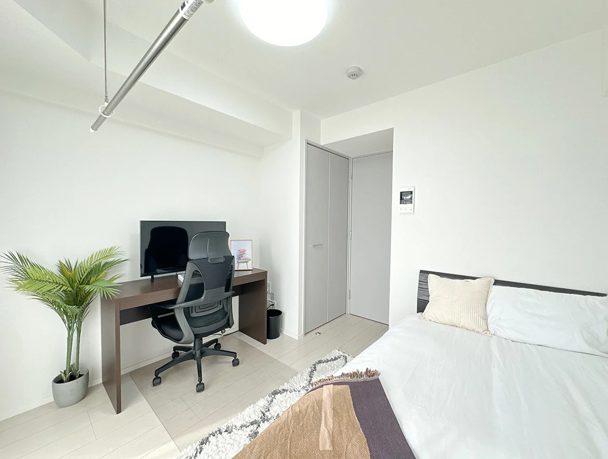 写真はお部屋のイメージです。ラグなどの室内装飾はございません。