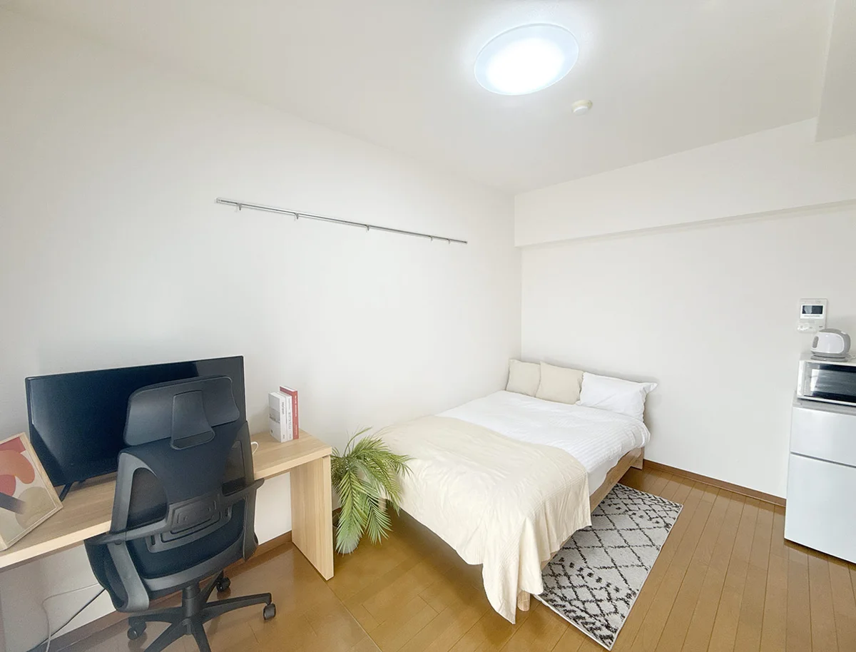 写真はお部屋のイメージです。ラグ等の室内装飾はございません。