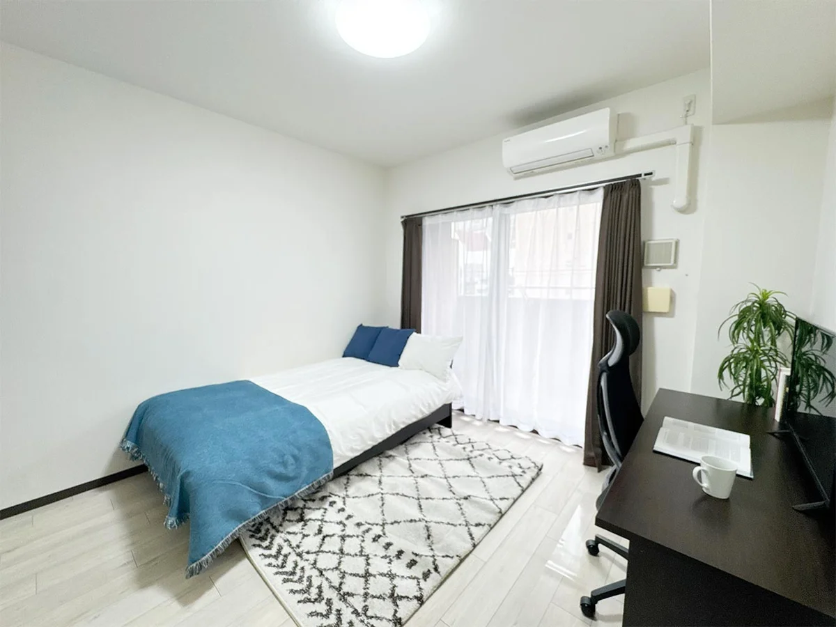 写真はお部屋のイメージです。ラグなどの室内装飾はございません。