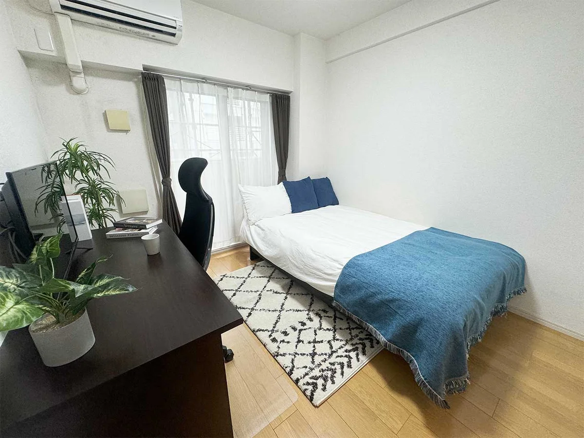 写真はお部屋のイメージです。ラグなどの室内装飾はございません。