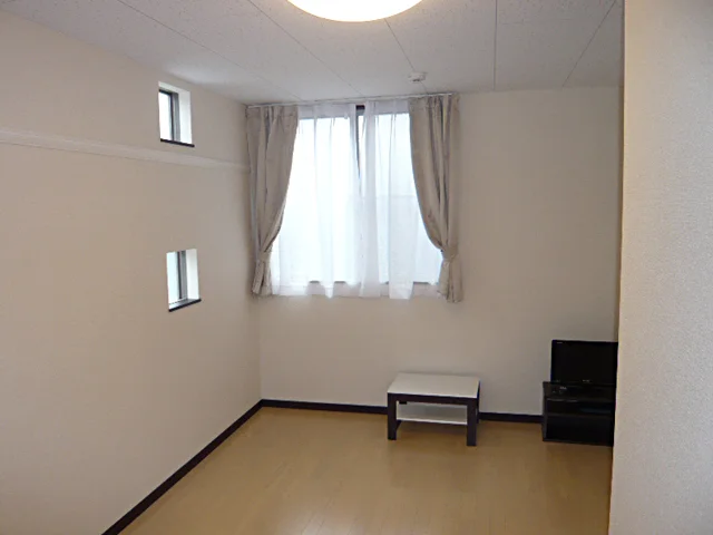 テレビ・テーブル・カーテン設置済み