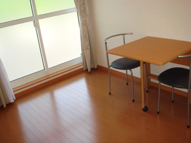 折りたたみ可能な造り付のテーブル