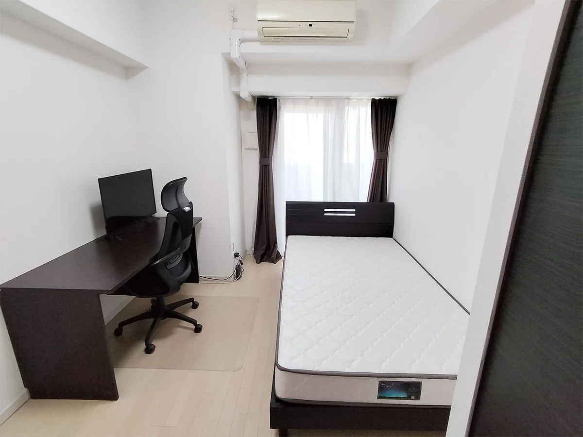 写真はお部屋のイメージです。ラグなどの室内装飾はございません。