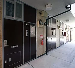 共用部分は清掃業者が清掃しております。