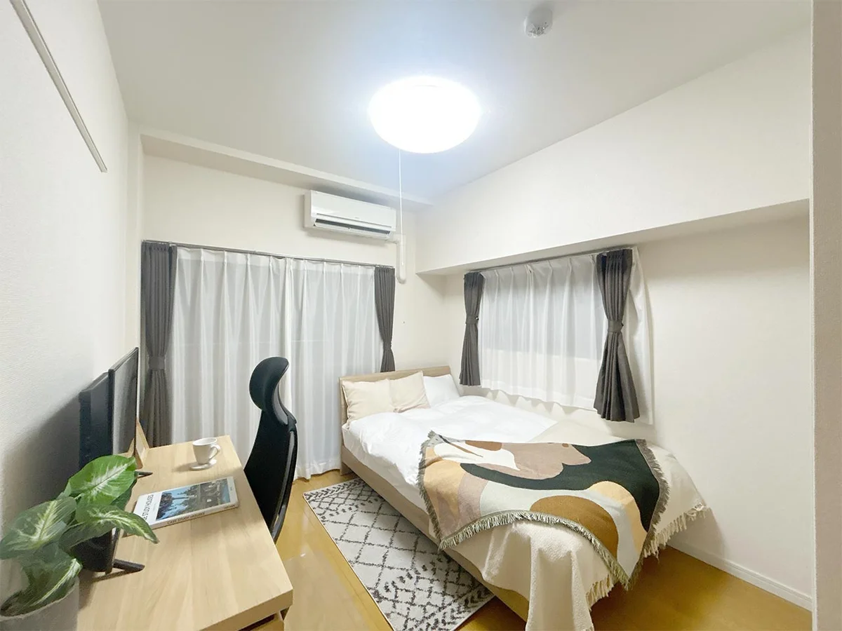 写真はお部屋のイメージです。ラグなどの室内装飾はございません。