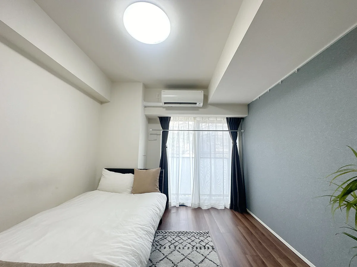 写真はお部屋のイメージです。ラグなどの室内装飾はございません。