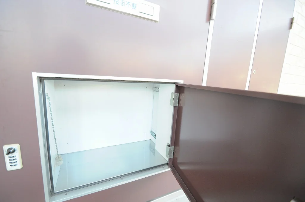 ※同タイプ部屋の写真となります（宅配ボックス）