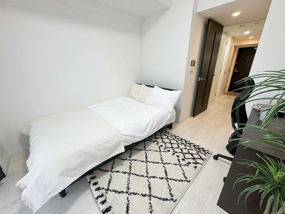 写真はお部屋のイメージです。ラグなどの室内装飾はございません。