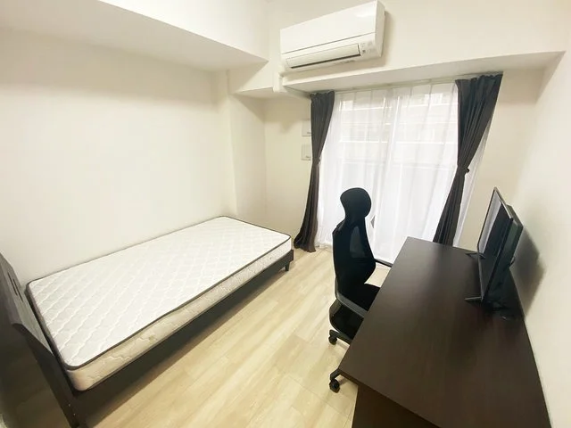 写真はお部屋のイメージです。ラグなどの室内装飾はございません。