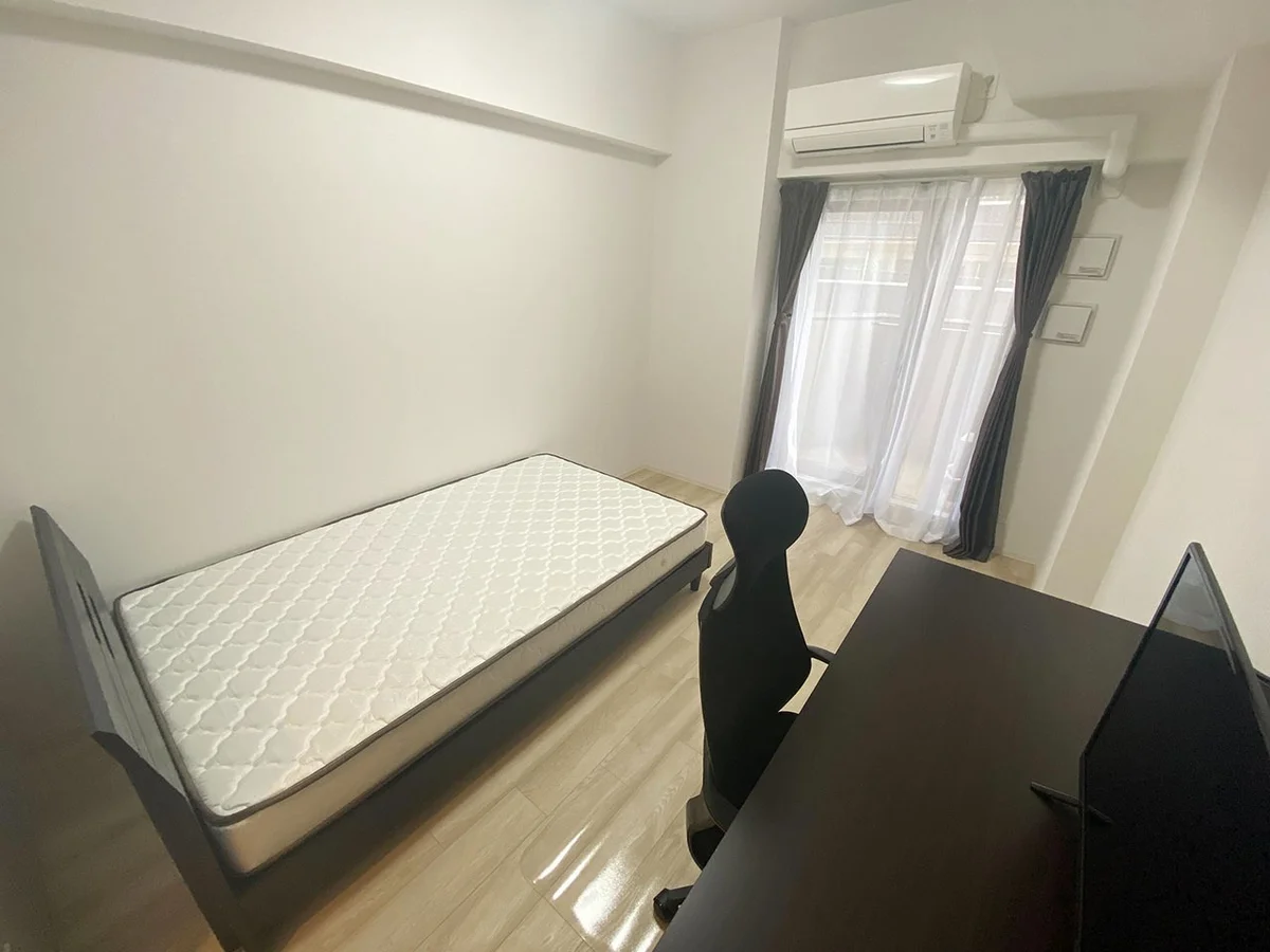 写真はお部屋のイメージです。ラグなどの室内装飾はございません。