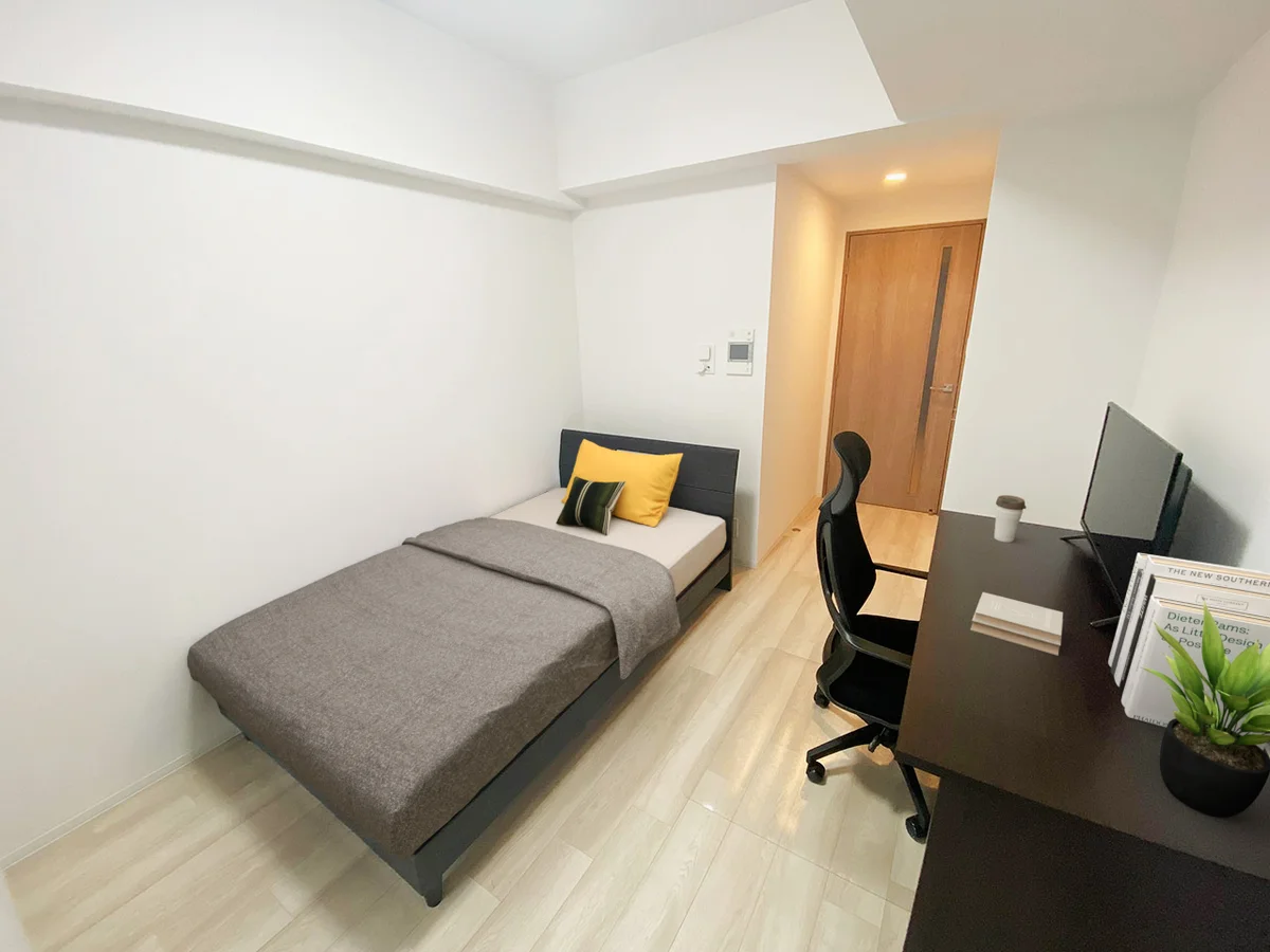 写真はお部屋のイメージです。ラグなどの室内装飾はございません。