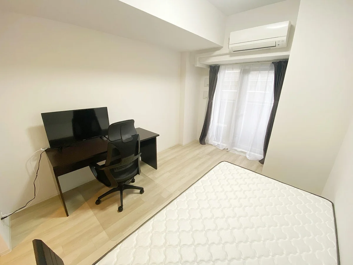 写真はお部屋のイメージです。ラグなどの室内装飾はございません。