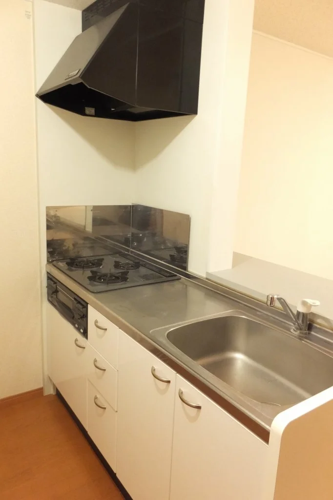 ３口ガスコンロ・グリル付きのキッチンです。