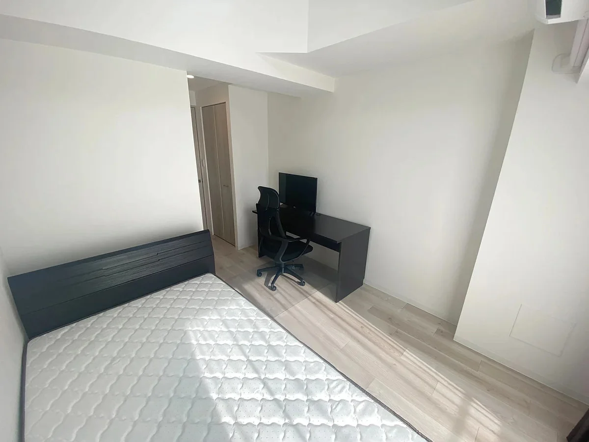 写真はお部屋のイメージです。ラグなどの室内装飾はございません。