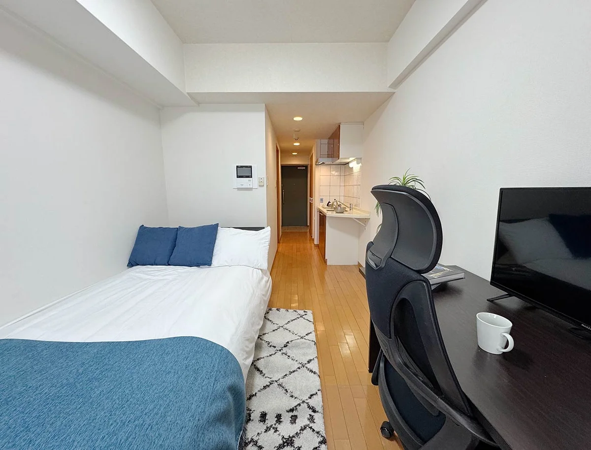 写真はお部屋のイメージです。ラグなどの室内装飾はございません。