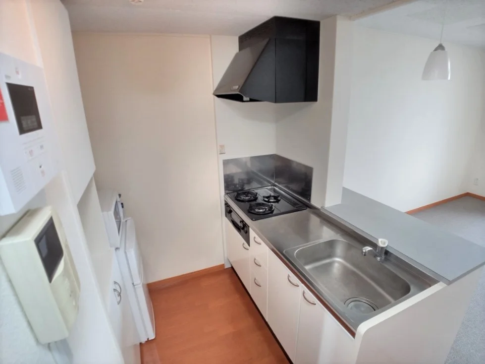 広々としたキッチンスペースに３口ガスコンロ