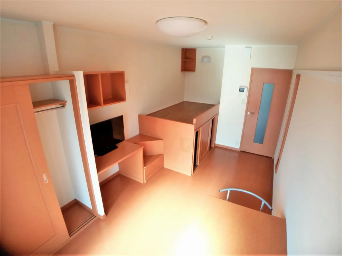 ナチュラルな木目と白を基調とした室内