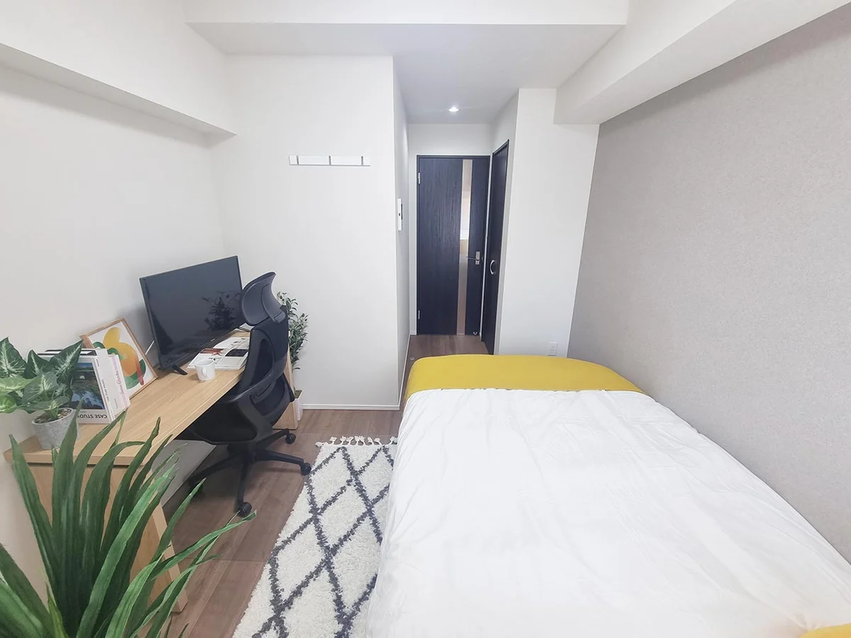 写真はお部屋のイメージです。ラグなどの室内装飾はございません。