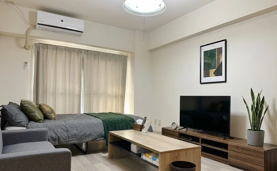 「荷物は一つだけ持ってきても、快適に生活できる」をモットーにした、滋賀県近江八幡市のウィークリーマンションの室内画像です。また、長期滞在のお客様向けに、滋賀県近江八幡市のマンスリーマンションプランもご用意しています。※植木と額とクッションなどは写真用です。