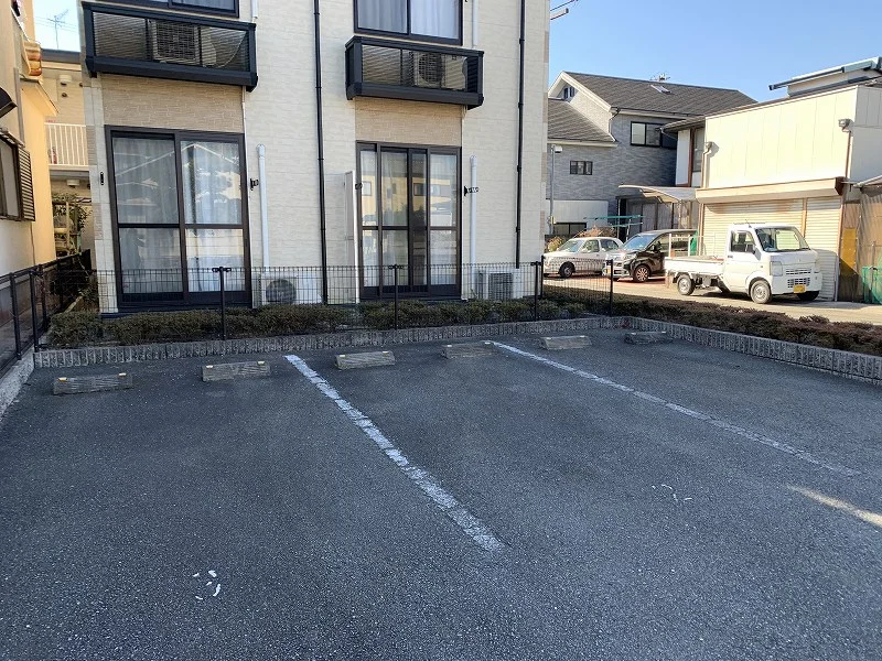 建物、北側と南側に駐車場があります。