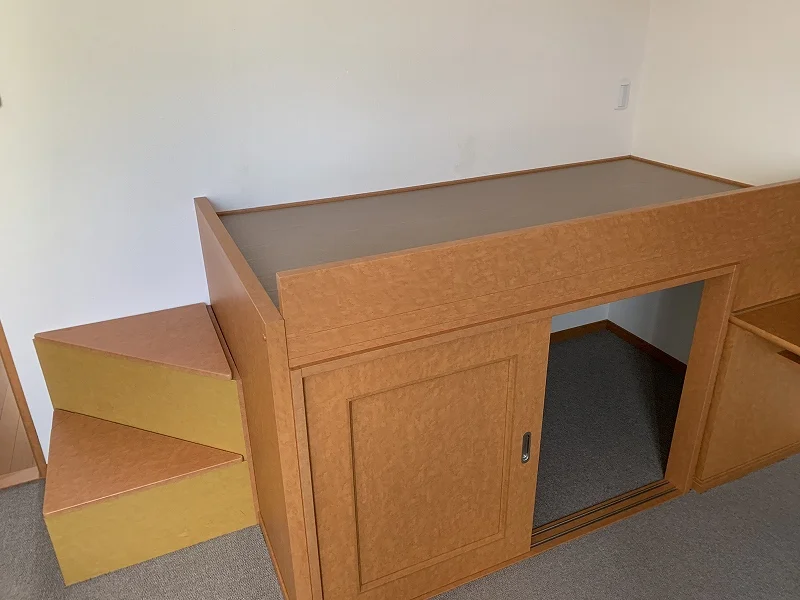 ベッド付き、ベッド下収納あり。