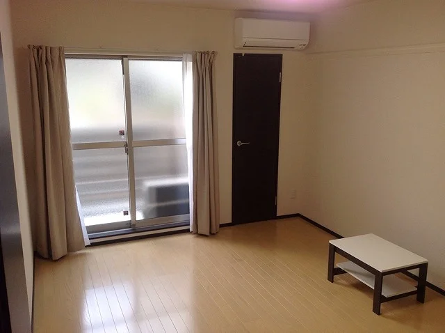 冷暖房やカーテンまで備え付け！