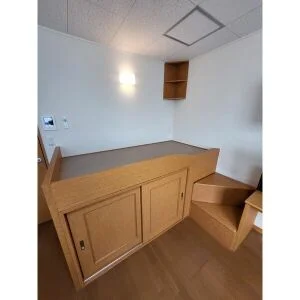 ベッドはロフトタイプです