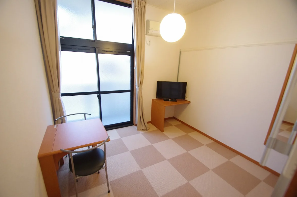 大きな窓が特徴で、明るいお部屋です♪