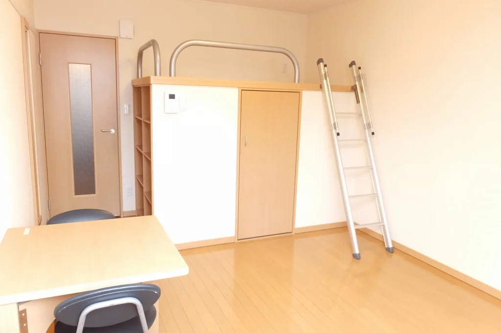 ベット下に大型収納付きのお部屋です。
