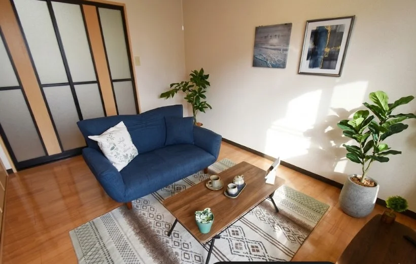 ソファ付き、家具家電付きマンスリーマンション！　広々と使える２DKのお部屋で　複数名での利用可能な物件です！※植木と額とクッションなどは写真用です。