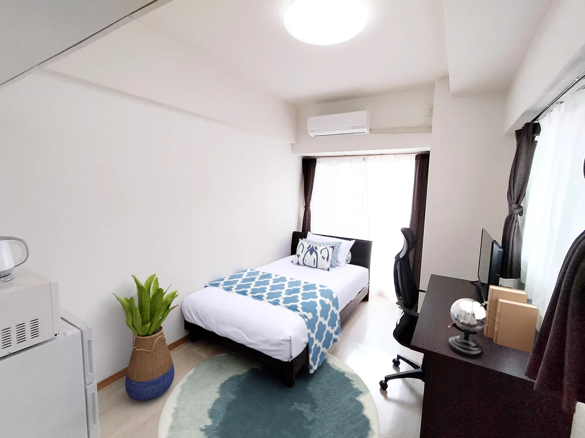 写真はお部屋のイメージです。ラグなどの室内装飾はございません。