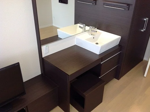 女性に嬉しい化粧台付き。