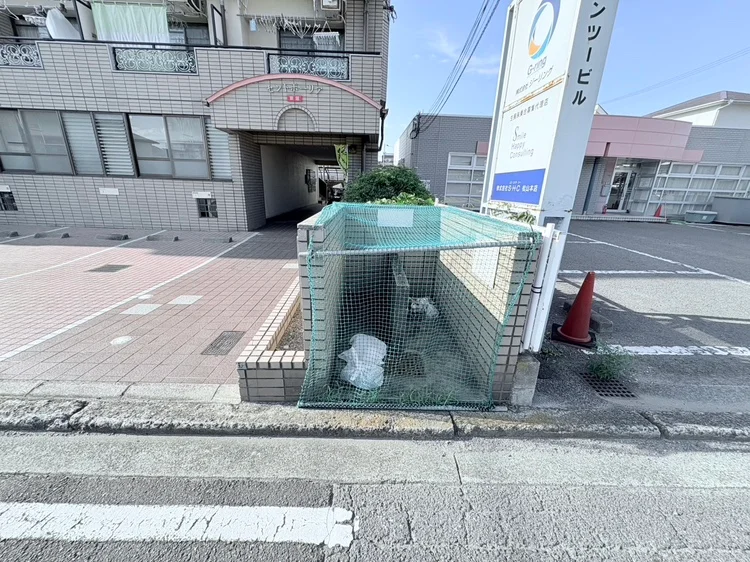 敷地内にゴミステーションがございます。ゴミカレンダーもご用意しておりますので、ご利用くださいませ。