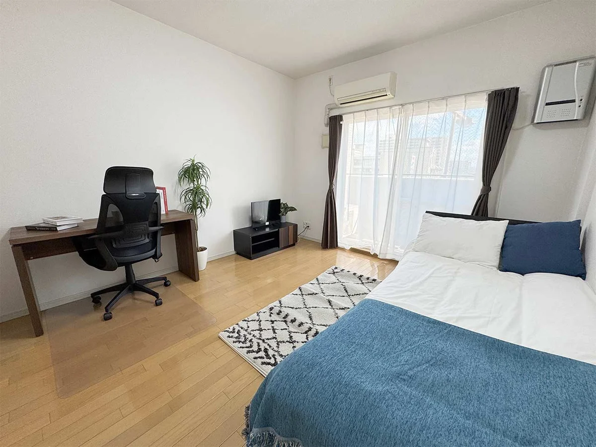 写真はお部屋のイメージです。ラグなどの室内装飾はございません。