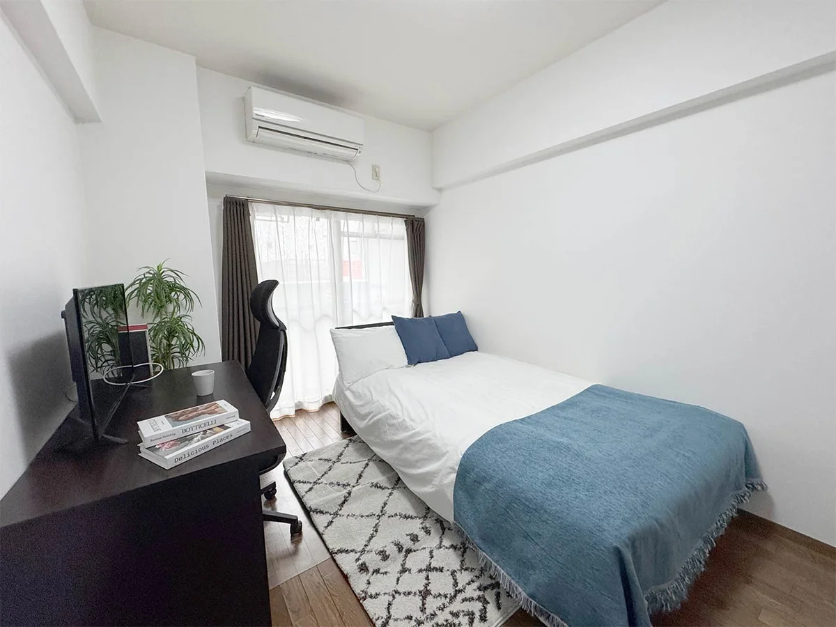 写真はお部屋のイメージです。ラグなどの室内装飾はございません。