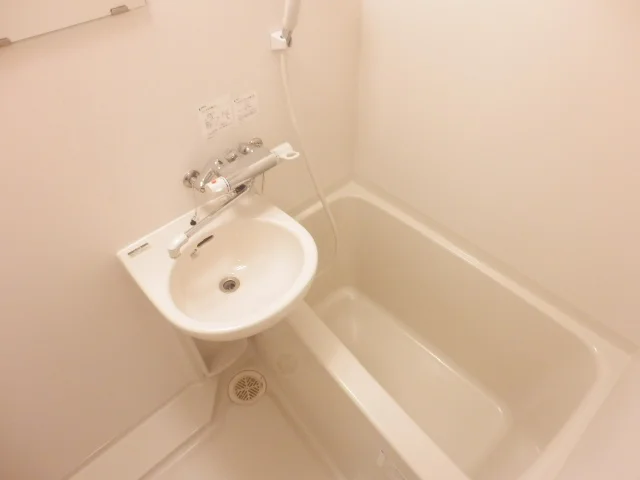 浴室乾燥付きで雨の日も洗濯物乾きます。