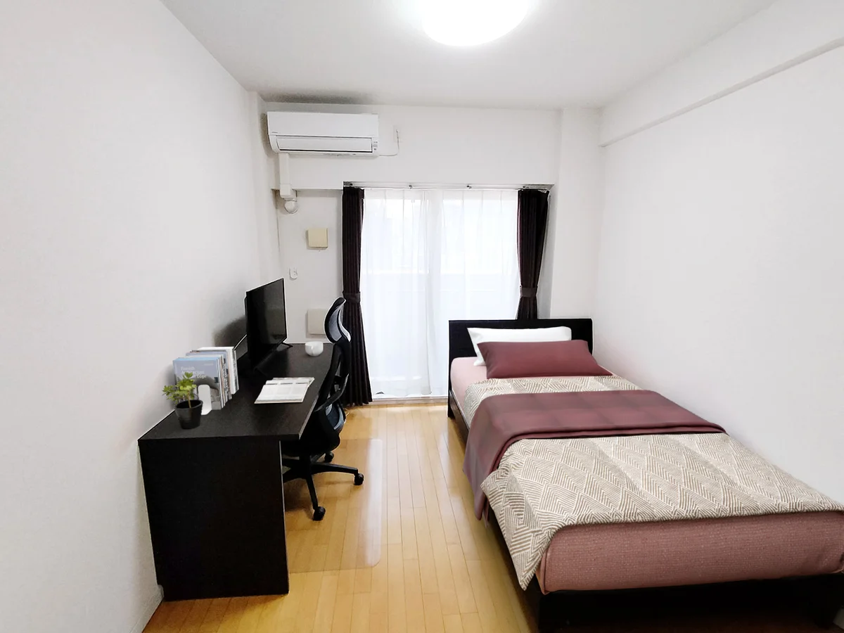 写真はお部屋のイメージです。ラグなどの室内装飾はございません。