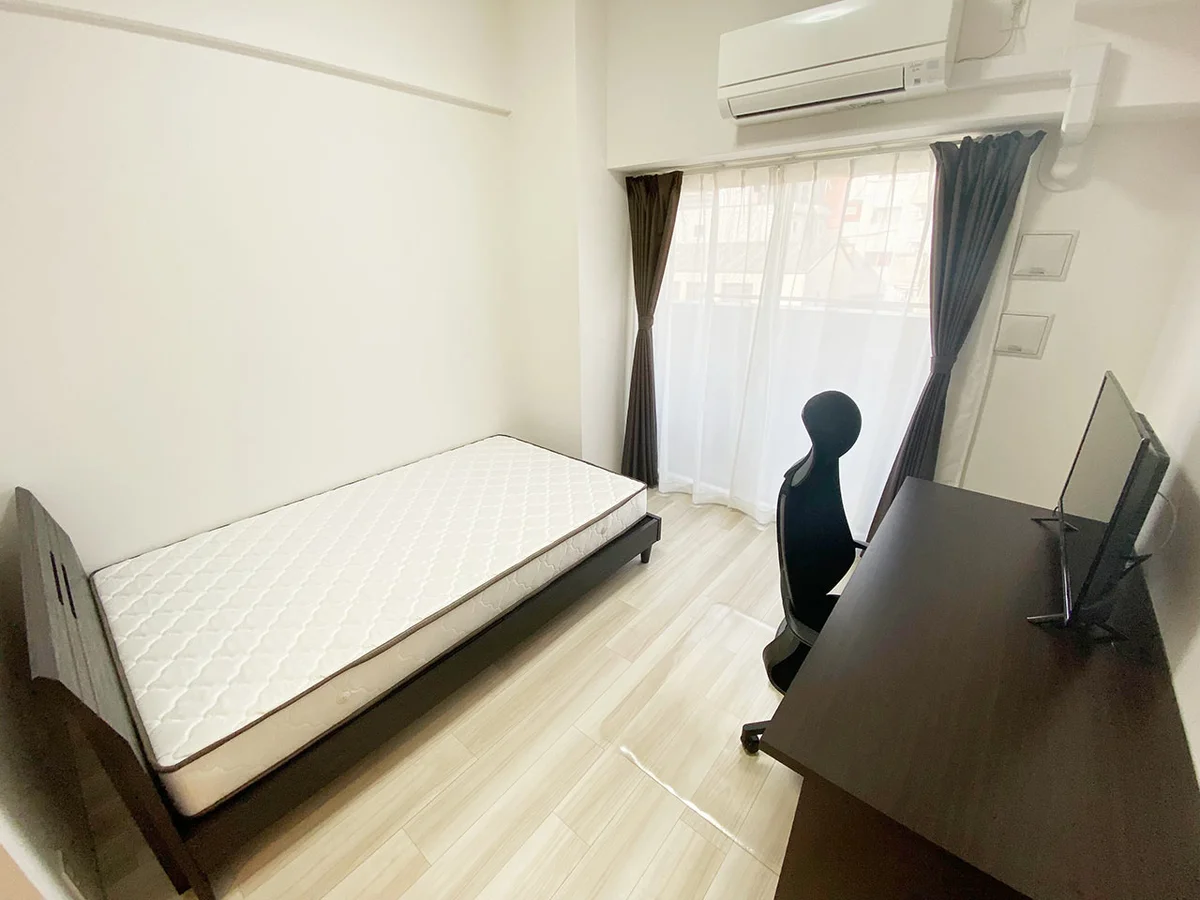 写真はお部屋のイメージです。ラグなどの室内装飾はございません。