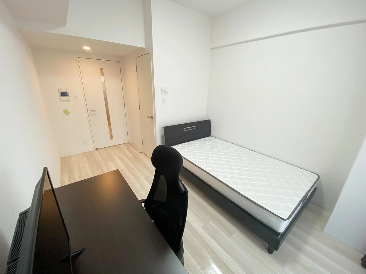 写真はお部屋のイメージです。ラグなどの室内装飾はございません。