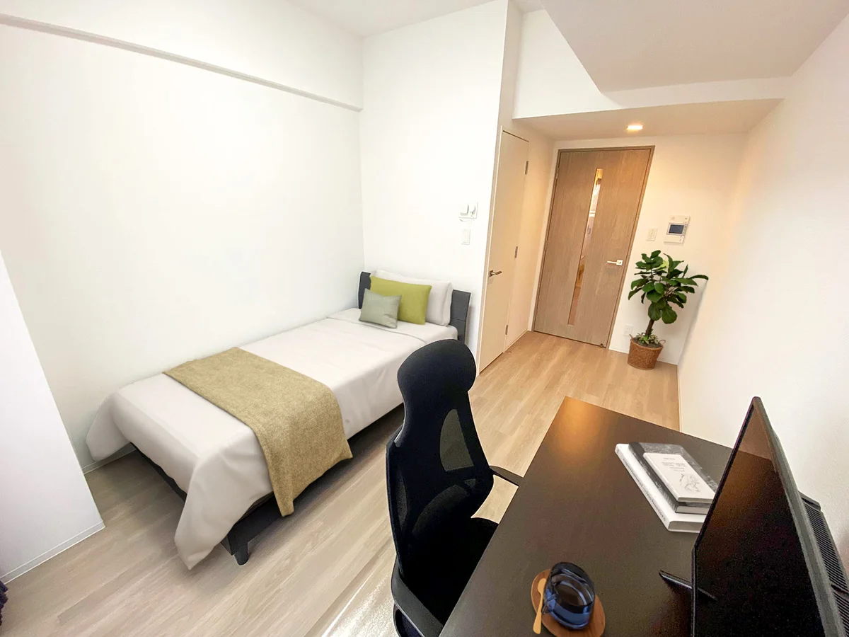 写真はお部屋のイメージです。ラグなどの室内装飾はございません。