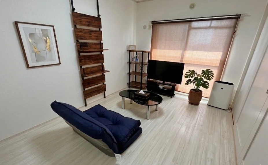 弊社の姫路ウィークリー、姫路マンスリーマンションでは、ご利用当日からご不便なくお過ごしいただけますよう、家具家電の他、多種類の備品を完備※植木と額とクッションなどは写真用です。