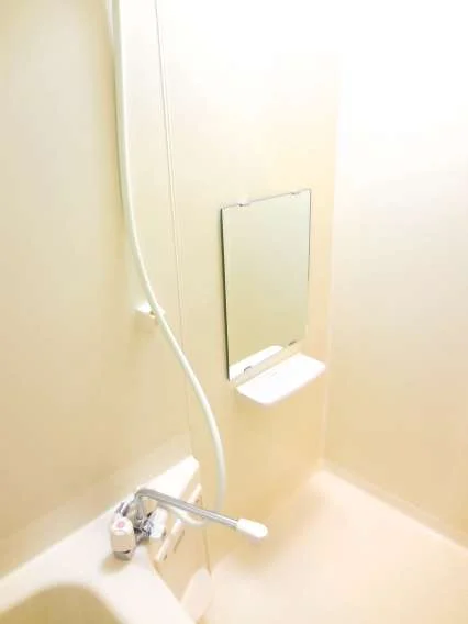 追炊き機能付の明るい浴室です