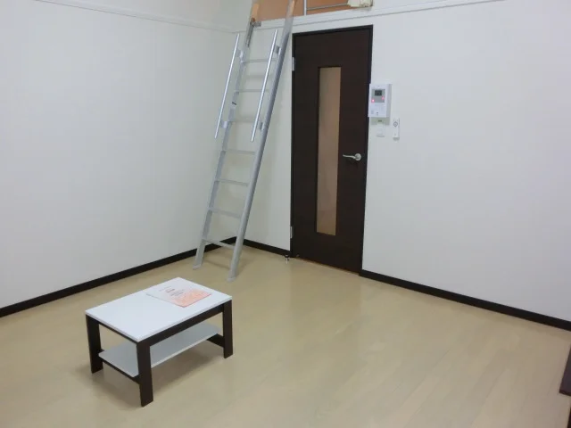 白基調の落ち着いた室内