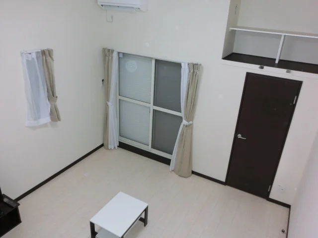 白基調の落ち着いた室内