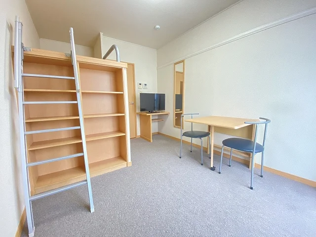 お部屋によって絨毯の色が異なります