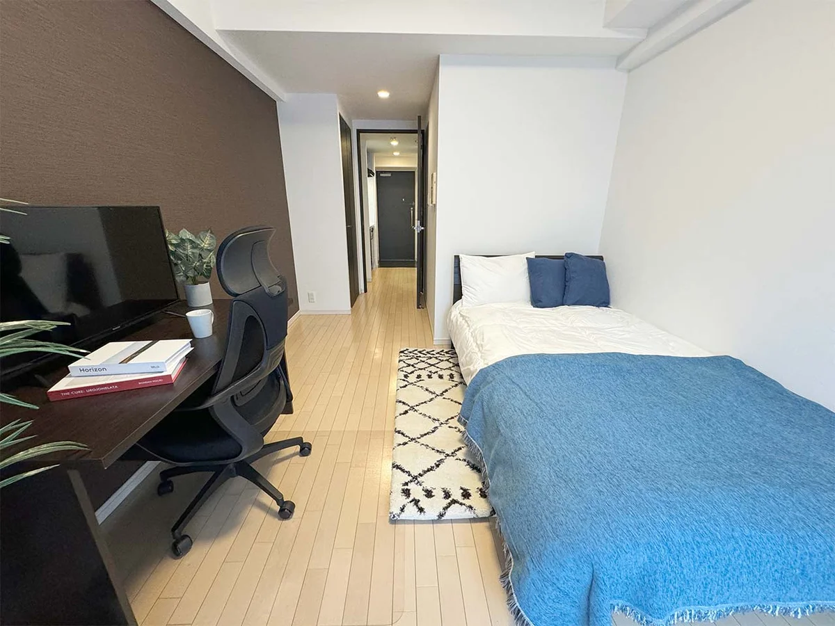 写真はお部屋のイメージです。ラグなどの室内装飾はございません。