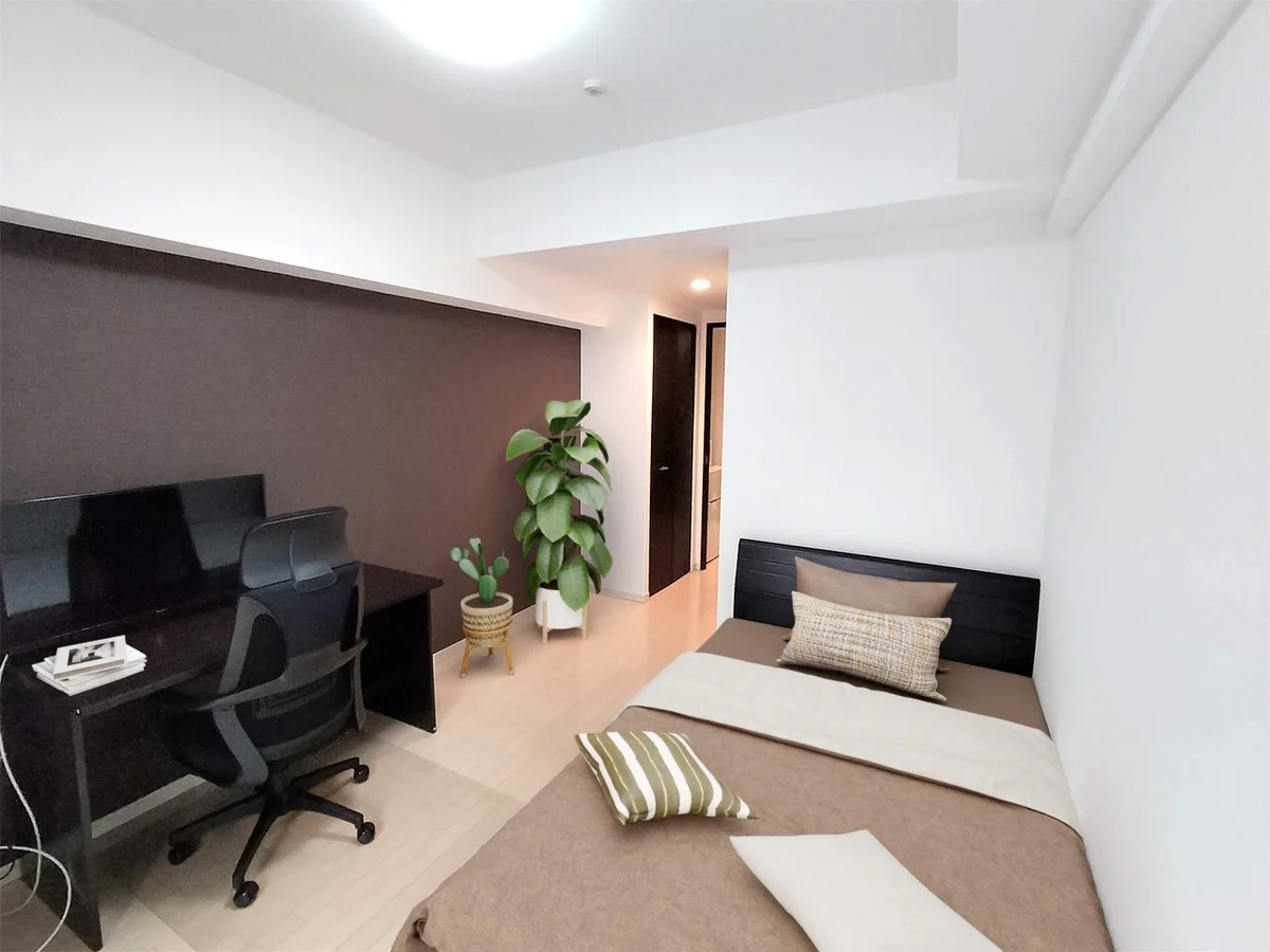 写真はお部屋のイメージです。ラグなどの室内装飾はございません。