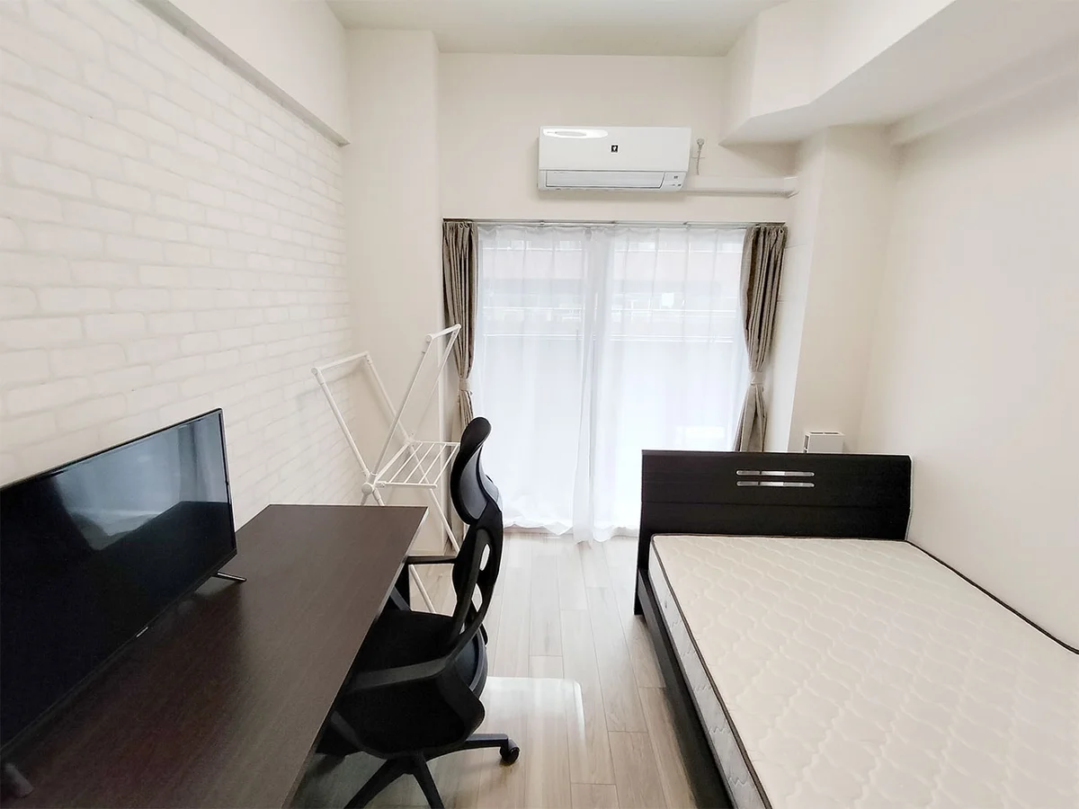 写真はお部屋のイメージです。ラグなどの室内装飾はございません。