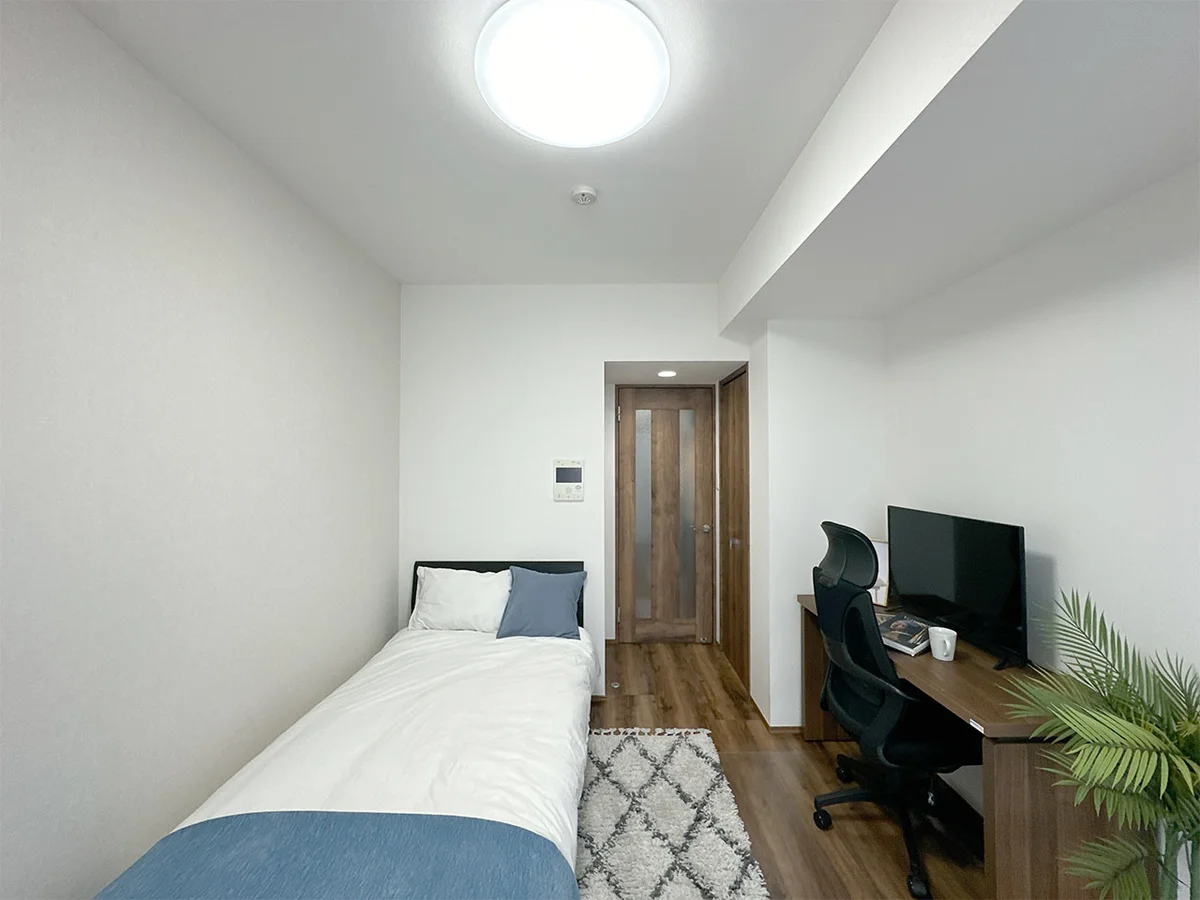 写真はお部屋のイメージです。ラグなどの室内装飾はございません。