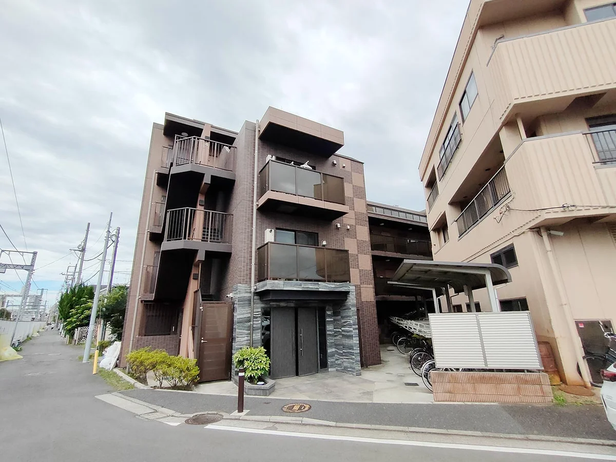 写真はお部屋のイメージです。ラグなどの室内装飾はございません。